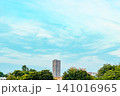 爽やかな青空とマンション街の風景 141016965