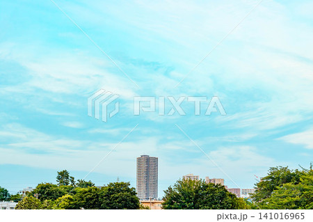 爽やかな青空とマンション街の風景 爽やかな青空とマンション街の風景 141016965
