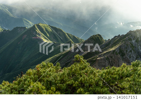 北アルプス 五竜岳山頂から五竜山荘を望む 北アルプス 五竜岳山頂から五竜山荘を望む 141017151