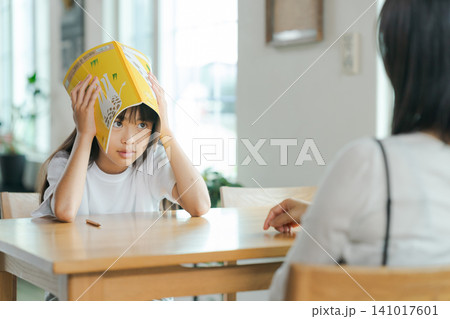お母さんに怒られる小学生 お母さんに怒られる小学生 141017601