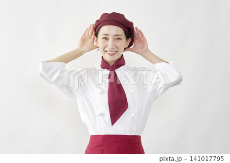 女性 パティシエ・パン屋・カフェ店員 聴くポーズ 白背景 女性 パティシエ・パン屋・カフェ店員 聴くポーズ 白背景 141017795