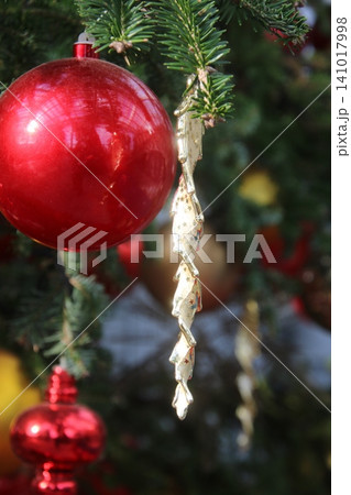 クリスマスツリーの飾り 88 141017998