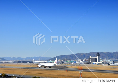 スカイパークから眺める伊丹空港滑走路 141018244