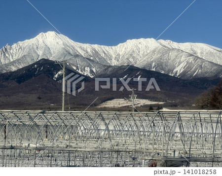 野辺山高原の農業用ハウスと雪化粧した八ヶ岳連峰 野辺山高原の農業用ハウスと雪化粧した八ヶ岳連峰 141018258
