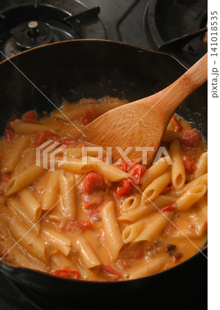 ペンネのトマトソースパスタ ペンネのトマトソースパスタ 141018535