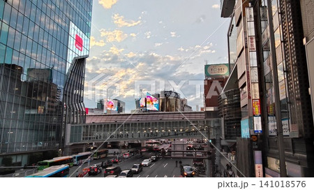 東京渋谷の都市風景　渋谷東口歩道橋の風景 141018576