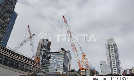 東京渋谷の都市風景　大規模開発中の巨大クレーン 141018579