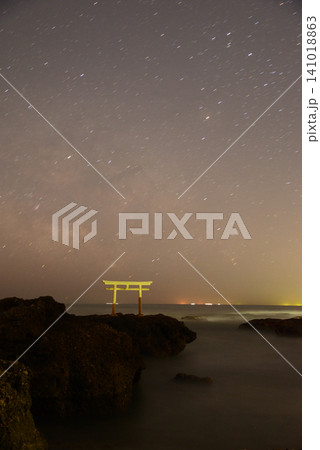 2月の大洗神磯の鳥居の夜明けは昇る天の川を背景にして厳かに光を帯びる 141018863