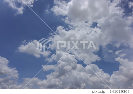 Blue sky with white cloud, soft daylight and open atmosphere, natural background with calm weather and copy space Blue sky with white cloud, soft daylight and open atmosphere, natural background with calm weather and copy space 141019305