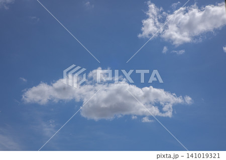 Blue sky with white cloud, calm atmospheric background Blue sky with white cloud, calm atmospheric background 141019321
