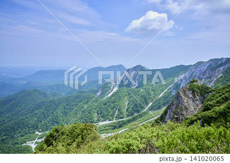 5月の新緑と日本百名山・大山の弥山・剣ヶ峰(夏山登山道より) 5月の新緑と日本百名山・大山の弥山・剣ヶ峰(夏山登山道より) 141020065