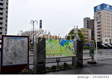 滋賀県 近江八幡観光案内板と近江八幡駅北口 周辺の街並み 滋賀県 近江八幡観光案内板と近江八幡駅北口 周辺の街並み 141020342