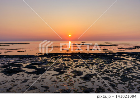 初夏の万畳敷から見た夕日 佐渡島 新潟県佐渡市 初夏の万畳敷から見た夕日 佐渡島 新潟県佐渡市 141021094