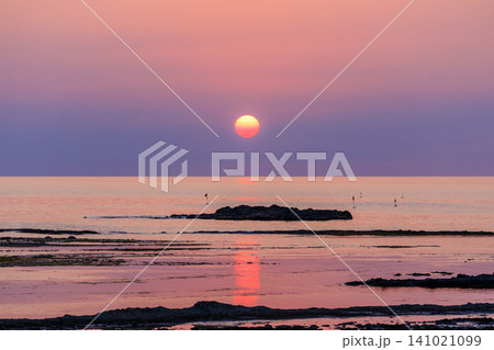 初夏の万畳敷から見た夕日 佐渡島 新潟県佐渡市 初夏の万畳敷から見た夕日 佐渡島 新潟県佐渡市 141021099