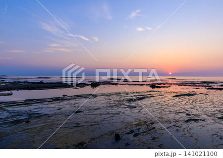 初夏の万畳敷から見た夕日 佐渡島 新潟県佐渡市 初夏の万畳敷から見た夕日 佐渡島 新潟県佐渡市 141021100