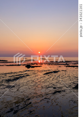 初夏の万畳敷から見た夕日 佐渡島 新潟県佐渡市 初夏の万畳敷から見た夕日 佐渡島 新潟県佐渡市 141021101