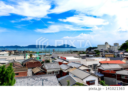 【香川】夏の小豆島 西光寺の三重塔前から見下ろす街並み 【香川】夏の小豆島 西光寺の三重塔前から見下ろす街並み 141021363