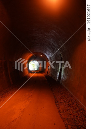 オレンジの照明に照らされるレトロなトンネル 廃線跡のミステリアスな風景 141021647