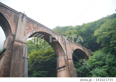 日本の鉄道遺産 碓氷峠アプトの道の象徴・めがね橋と初夏の自然 日本の鉄道遺産 碓氷峠アプトの道の象徴・めがね橋と初夏の自然 141021735