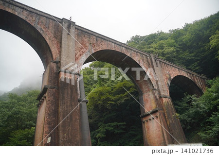 日本の鉄道遺産 碓氷峠アプトの道の象徴・めがね橋と初夏の自然 141021736