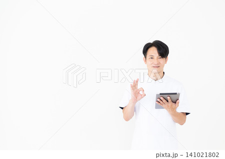 タブレットを持って丸のポーズをする白衣を着たミドル男性の鍼灸師・整体師 タブレットを持って丸のポーズをする白衣を着たミドル男性の鍼灸師・整体師 141021802