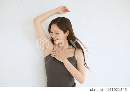 脇を見せて微笑む女性の美容・脱毛イメージ 脇を見せて微笑む女性の美容・脱毛イメージ 141021846