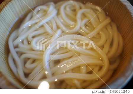 ツヤとコシのある美味しそうなうどん 湯だめうどんと和の食文化 141021849
