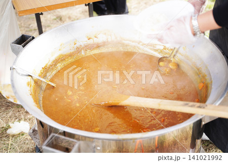 大鍋で煮込まれる大容量のカレー 141021992