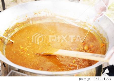 大鍋で煮込まれる大容量のカレー 141021995