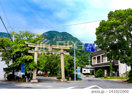 【香川】夏の小豆島 葺田八幡神社のクスノキと鳥居 【香川】夏の小豆島 葺田八幡神社のクスノキと鳥居 141022000