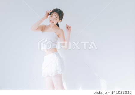 若い女性のヘルシーなスキンケアイメージ 141022036