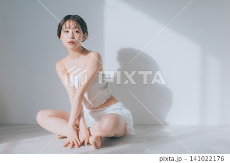 若い女性のヘルシーなスキンケアイメージ 141022176