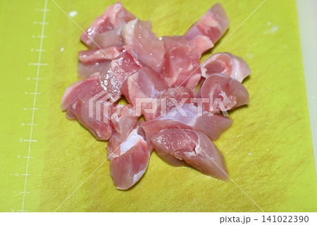 一口大にカットした鶏肉 一口大にカットした鶏肉 141022390