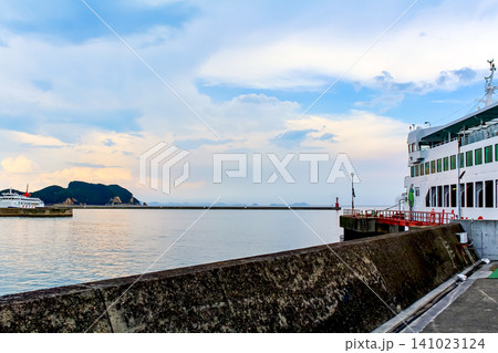 【香川】夏の小豆島 夕方の福田港から望む瀬戸内海 【香川】夏の小豆島 夕方の福田港から望む瀬戸内海 141023124