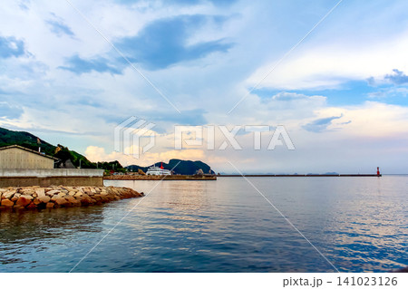【香川】夏の小豆島 夕方の福田港から望む瀬戸内海 【香川】夏の小豆島 夕方の福田港から望む瀬戸内海 141023126