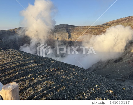 阿蘇火山の雄大な火口風景 阿蘇火山の雄大な火口風景 141023157