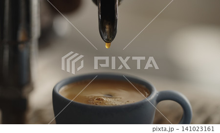 closeup espresso pour in ceramic cup closeup espresso pour in ceramic cup 141023161