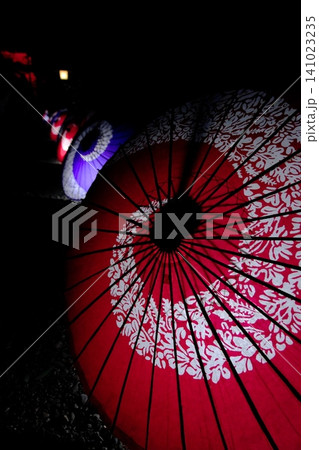 大宮氷川神社 ライトアップされた赤い和傘のアップと奥に続く夜景(縦位置) 大宮氷川神社 ライトアップされた赤い和傘のアップと奥に続く夜景(縦位置) 141023235