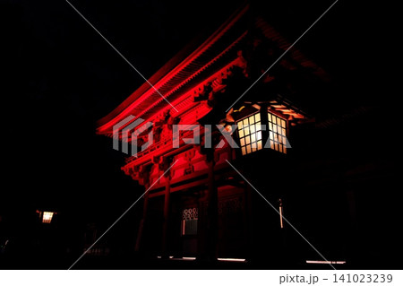 大宮氷川神社 赤くライトアップされた幻想的で荘厳な楼門の夜景 大宮氷川神社 赤くライトアップされた幻想的で荘厳な楼門の夜景 141023239