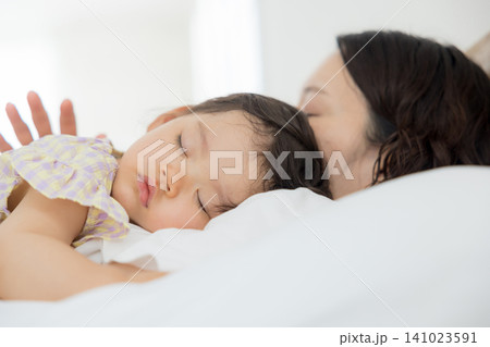眠る女の子 眠る女の子 141023591