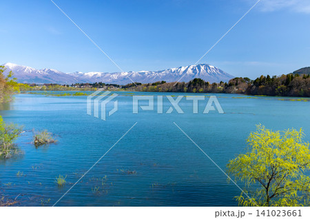岩手県岩手郡雫石町 雫石川のダム湖の御所湖にかかる安庭橋から青い湖面越しの残雪の岩手山と雫石スキー場 岩手県岩手郡雫石町 雫石川のダム湖の御所湖にかかる安庭橋から青い湖面越しの残雪の岩手山と雫石スキー場 141023661