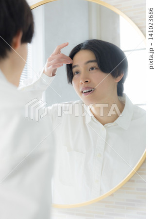 鏡を見る男性 鏡を見る男性 141023686