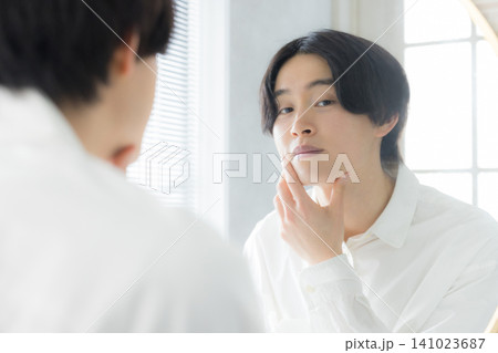 鏡を見る男性 鏡を見る男性 141023687