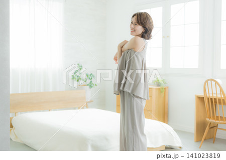 寝室でリラックスする女性 寝室でリラックスする女性 141023819