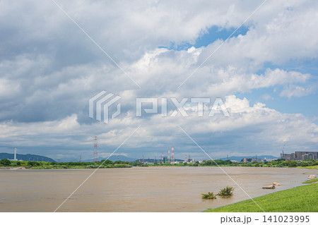 大雨で増水し濁流となった淀川 淀川河川公園枚方地区からの展望 大阪府枚方市 大雨で増水し濁流となった淀川 淀川河川公園枚方地区からの展望 大阪府枚方市 141023995