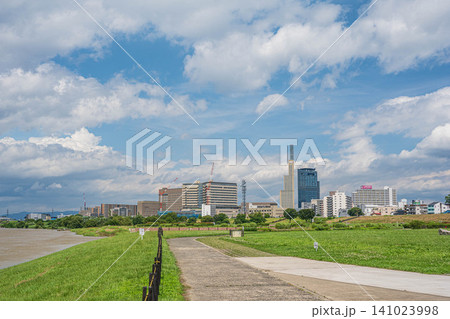 雨後に晴れ間の出た淀川河川公園枚方地区 大阪府枚方市 雨後に晴れ間の出た淀川河川公園枚方地区 大阪府枚方市 141023998