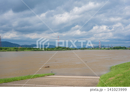 大雨で増水し濁流となった淀川 淀川河川公園枚方地区からの展望 大阪府枚方市 大雨で増水し濁流となった淀川 淀川河川公園枚方地区からの展望 大阪府枚方市 141023999