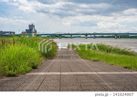 大雨で増水し濁流となった淀川 淀川河川公園枚方地区からの展望 大阪府枚方市 大雨で増水し濁流となった淀川 淀川河川公園枚方地区からの展望 大阪府枚方市 141024007