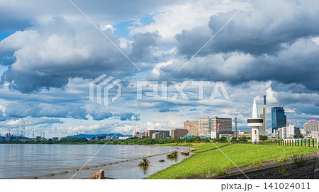 雨後に晴れ間の出た淀川 淀川河川公園枚方地区からの展望 大阪府枚方市 雨後に晴れ間の出た淀川 淀川河川公園枚方地区からの展望 大阪府枚方市 141024011