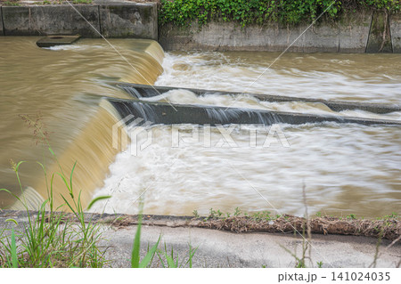 雨後の濁流と化した天野川 大阪府枚方市 雨後の濁流と化した天野川 大阪府枚方市 141024035